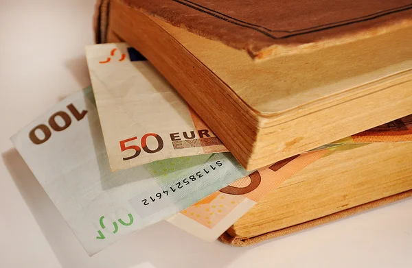 Geld im Buch — Stockfoto