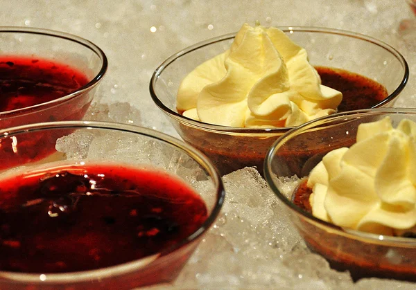 Desserts on ice — Stock Photo, Image