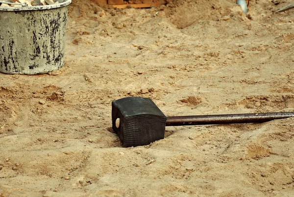 Einen Hammer bauen, der auf dem Sand liegt — Stockfoto