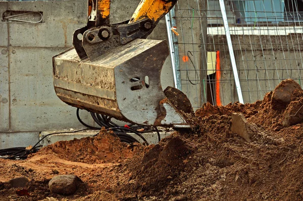Excavator pours stones — Stock Photo, Image