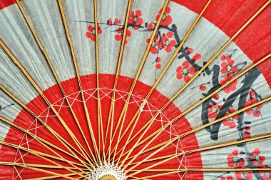 Rode Japans paraplu binnen