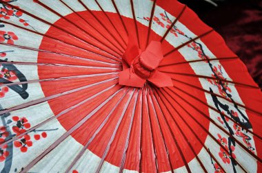 Kırmızı ve siyah Japon şemsiyesi