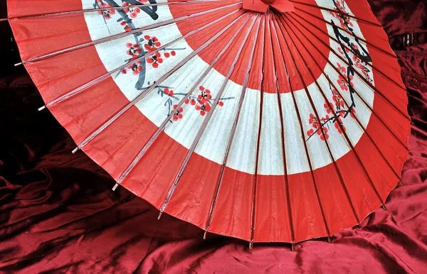 Roter und schwarzer japanischer Regenschirm — Stockfoto