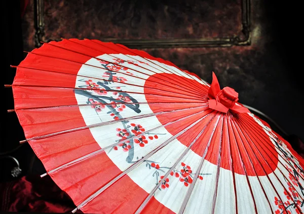 Roter japanischer Regenschirm — Stockfoto