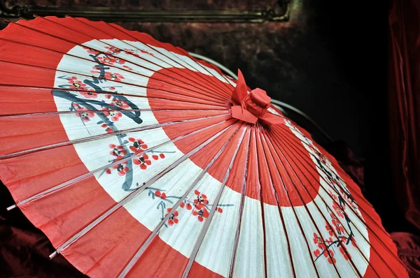 Roter und schwarzer japanischer Regenschirm — Stockfoto