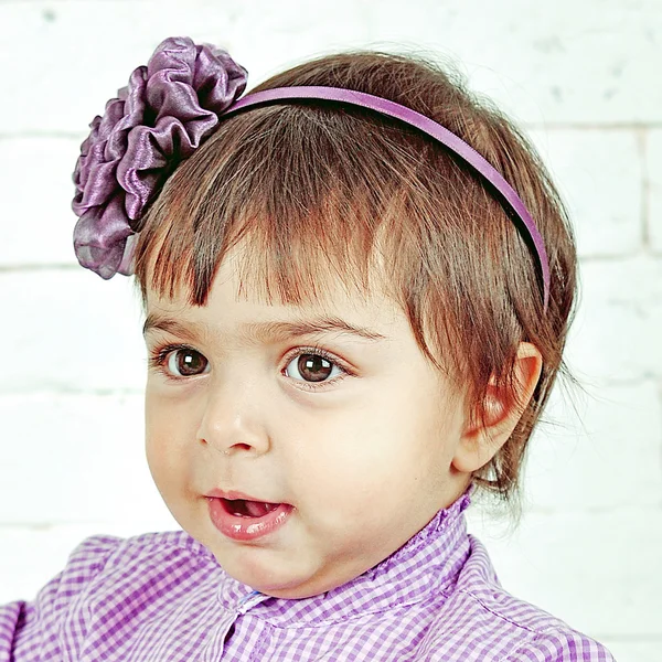 Pequeña chica caucásica hablando — Foto de Stock