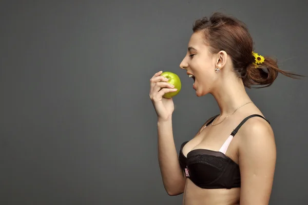 Green apple in the hands of caucasian white girl — Stock Photo, Image