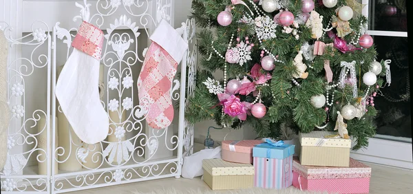 Árbol de Navidad y calcetines — Foto de Stock