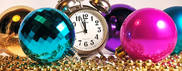 Bolas de Navidad y reloj — Foto de Stock