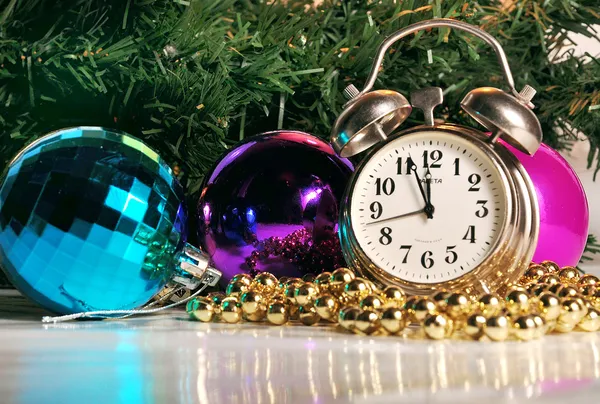 Bolas de Navidad y reloj — Foto de Stock