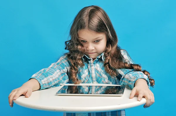 Menina caucasiana em um fundo azul — Fotografia de Stock