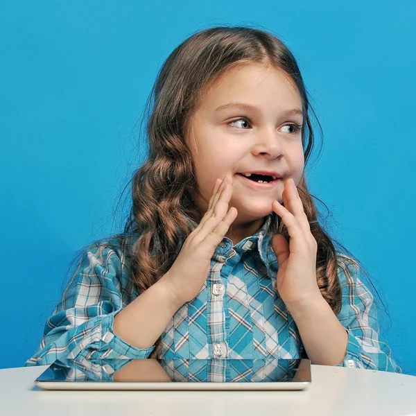 Menina caucasiana em um fundo azul — Fotografia de Stock