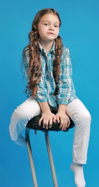 Blanc caucasien fille sur un bar tabouret — Photo