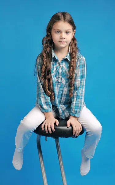 Blanc caucasien fille sur un bar tabouret — Photo