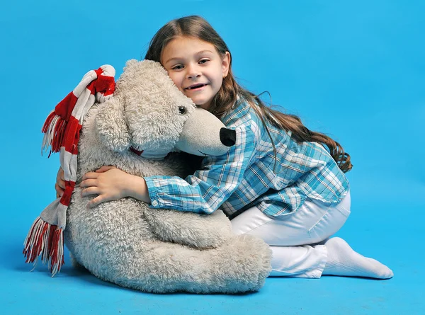 Ragazzina caucasica con un orso polare — Foto Stock