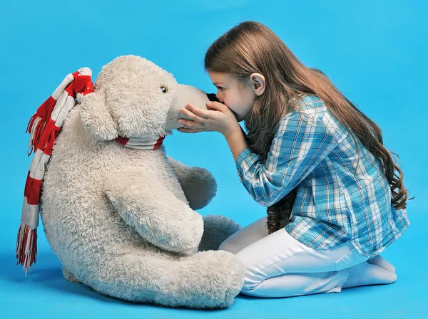 Menina caucasiana com um urso polar — Fotografia de Stock