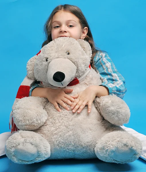 Белая маленькая девочка с белым медведем — стоковое фото