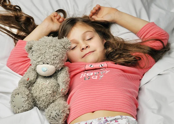 Bambina che dorme a letto — Foto Stock