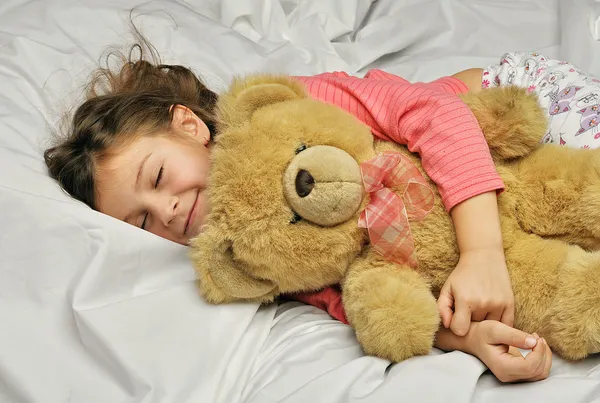 ベッドで寝てる女の子 — ストック写真