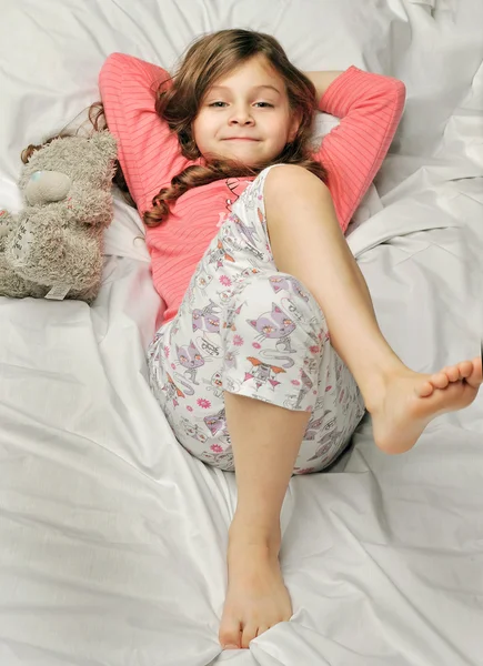 Bambina 6 anni riposa sul letto — Foto Stock