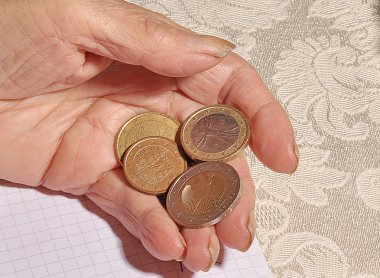 bozuk para tutan yaşlı bir kadın elinde