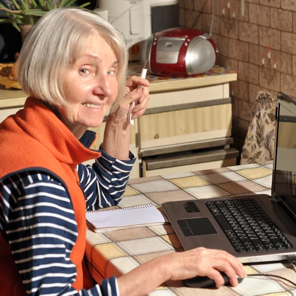 Bilgisayarın arkasındaki yaşlı kadın — Stok fotoğraf
