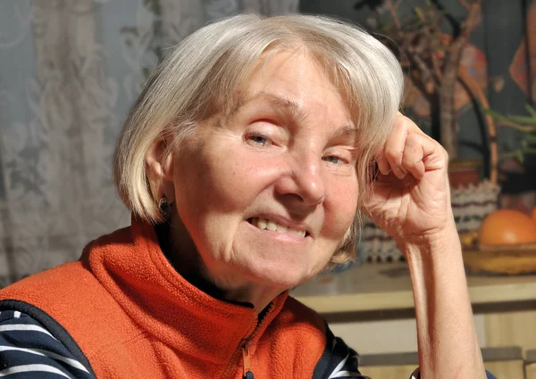 Yaşlı kadın gülümsüyor — Stok fotoğraf