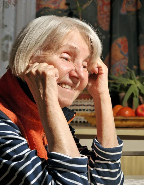 Mulher idosa sorrindo — Fotografia de Stock