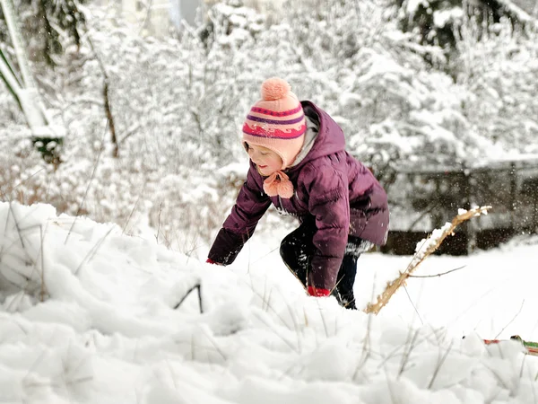 Little girl playing in the snow — Stock Photo, Image