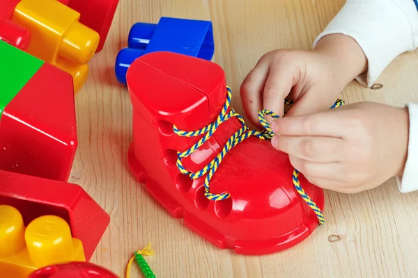 Hände eines Kindes beim Spielen — Stockfoto