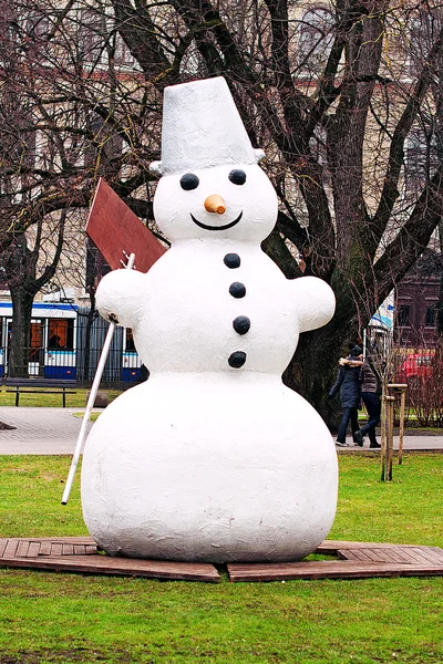 Snögubbe i parken — Stockfoto