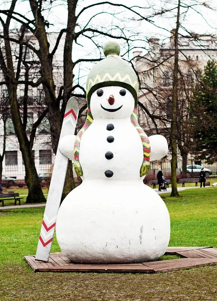 Muñeco de nieve en el parque — Foto de Stock