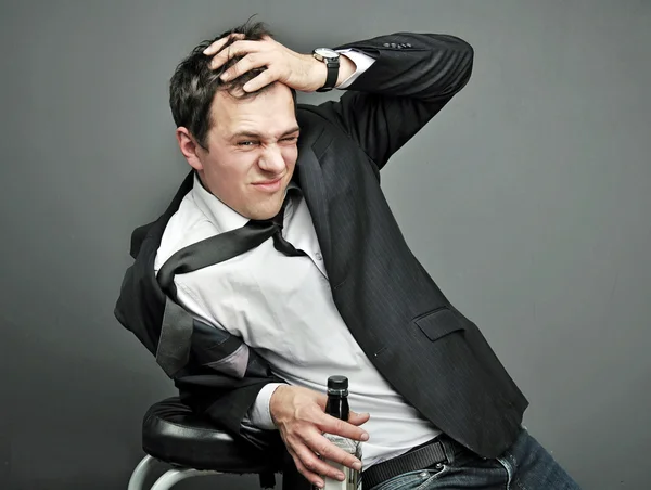 sarhoş genç adam ofis giyim