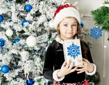 Noel Baba hediyesi tutan kız