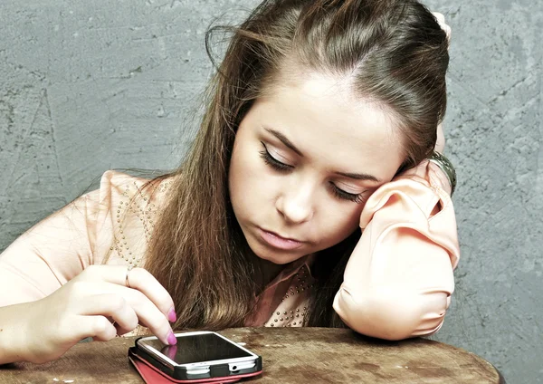 携帯電話で悲しい少女 — ストック写真