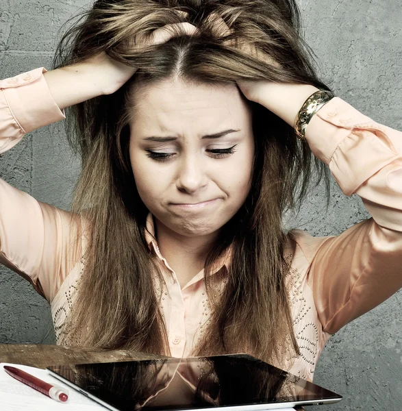 Jonge vrouw met zijn hoofd — Stockfoto