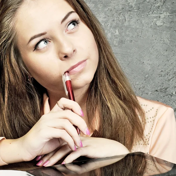 kalem ile genç kız