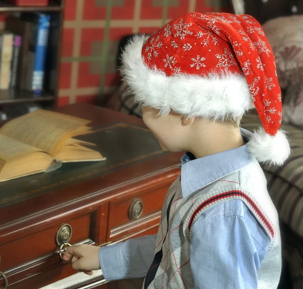 Santa öffnet einen Schubladentisch — Stockfoto