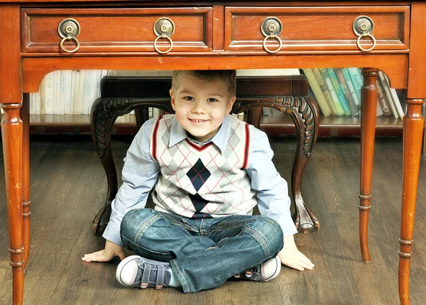 cross-legged katta oturan çocuk