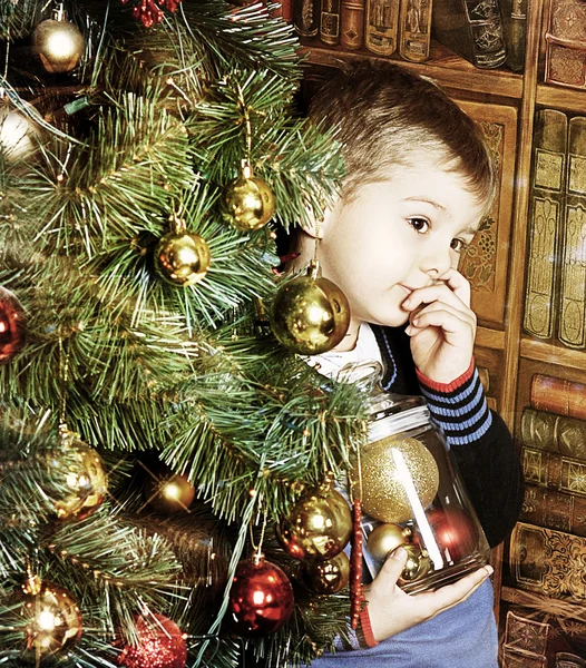 Niño con juguetes de Navidad — Foto de Stock