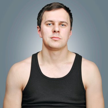 Siyah gömlekli genç adam.