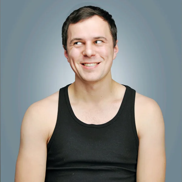 Jovem feliz em uma camiseta preta — Fotografia de Stock