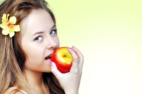 Mujer con manzana — Foto de Stock