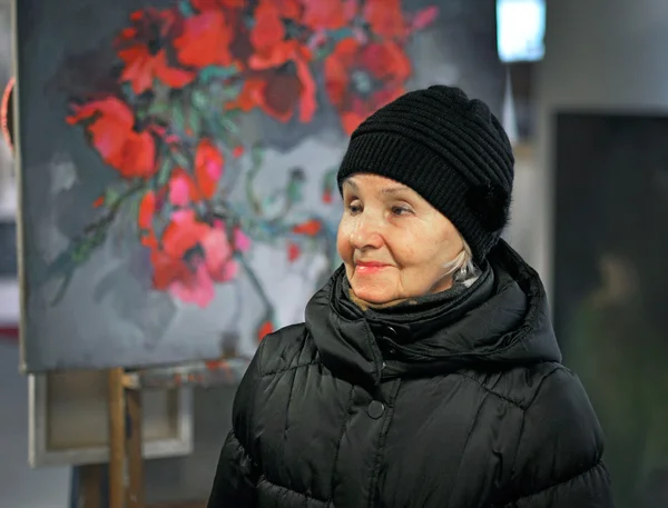 Ältere Frau in der Ausstellung — Stockfoto