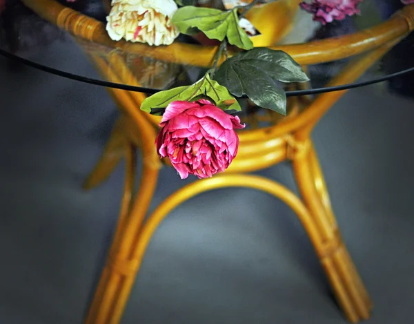 Pioenroos bloem op een koffietafel — Stockfoto