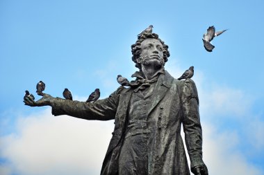 anıt şair Puşkin güvercinler ile