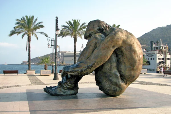 Cartagena port oturan bir adam heykeli