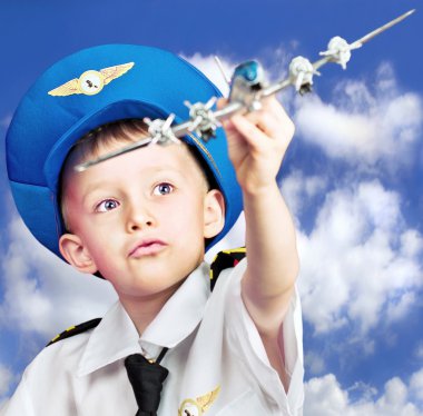 gökyüzü arka plan üzerine bir model uçak ile oynayan çocuk