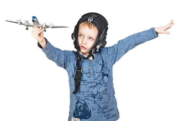 Pojke leker med en modellflygplan på en vit bakgrund — Stockfoto