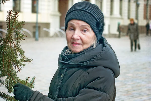 Anciana tocando árbol —  Fotos de Stock